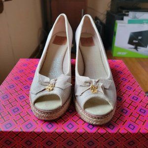 Tory Burch Jackie 2 85 mm Wedge Metallic Washed Linen Silver